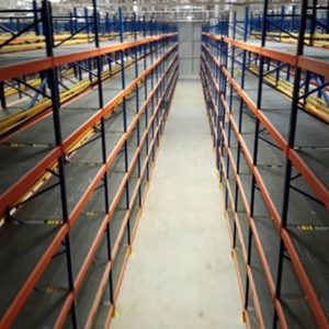 Bina zemini Yükleme hesaplamaları Kullanıcı, rafların kurulacağı zeminin uygunluğunun teyidi için sorumludur. Standart yük tablosuna göre zemin, en az 120 mm kalınlığında ve en az C16/20 (ref. EC2) sınıfı dayanıklılığına sahip katı betondan oluşmalıdır. Eğer zemin başka bir özel maddeden yapılıysa, bu durum tedarikçiye bildirilmelidir ve ona göre özel yaklaşım gerektirir. Özel karakteristikler Kullanıcı gerekli bilgileri sağlamalıdır: - Katı beton ya da diğer malzeme. - Üst mastarlı veya mastarsız. - Mastarın kalınlığını. - Beton kalitesi veya sınıfı ve kalınlığı. - Metal parçaları bozabilecek “magnezit” gibi katkıların kullanılması - Sağlamlaştırıcı (destek) bariyerlerin (parmaklık) ölçüleri ve yerleşimi - Bütün genişleme bağlantıların yerleşimleri. - Bütün boru ve kabloların yerleşimi. Zemin düzlüğü Zemin düzlüğü, Raf sistemine bağlı olarak (geniş koridor, dar koridor, çok dar koridor, Drive-In raflarda 8 m’ye kadar yükseklikte 1. Sınıf beton, 8 m’yi aşan raflarda 2. Sınıf beton önerilmektedir. Zemin yüzeyi derecesi – 1. Sınıf (normal sınıf zeminleri) FEM 10.3.01 belgesinde 1. Sınıf zeminleri için 5.1 tablosu, 2. Sınıf zeminleri için 5.2 tablosu verilmiştir: 1 x 1 m ölçülerinde olan ızgara için: tüm ölçülerin %95 için ≤ 4 mm Tüm ölçülerin %100 için ≤ 5 mm 3 x 3 m ölçülerinde olan ızgara için: tüm ölçülerin %95 için ≤ 8 mm Tüm ölçülerin %10 için ≤ 9 mm Zemin yüzeyi derecesi – sınıf I1 (yüksek dereceli zeminler) : 1 x 1 m ölçülerinde olan ızgara için: tüm ölçülerin %95 için ≤ 2.5 mm tüm ölçülerin %100 için ≤ 3 mm 3 x 3 m ölçülerinde olan ızgara için: tüm ölçülerin %95 için ≤ 6 mm tüm ölçülerin %100 için ≤ 7 mm Eğimli zeminde en yüksek nokta ile en düşün nokta arasındaki azami sapma 1/1000’i aşmamalıdır. Aziz DAĞ Makina Mühendisi Depo Raf Sistemleri Mühendislik Danışmanınız… HESAP MÜHENDİSLİK AZİZ DAĞ HESAP MÜHENDİSLİK MARKET RAFSTATİK RAFHESAP RAFSİST SANAYİ VE TİC. LTD. ŞTİ. RAFKON DEPO RAF SİSTEMLERİ VE MÜHENDİSLİK DANIŞMANLIK HİZMETLERİ ANONİM ŞİRKETİ